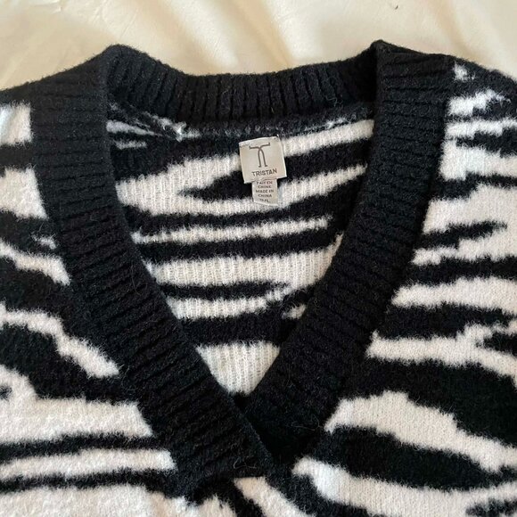 TRISTAN  Black and white Zebra print pullover V-neck SIZE LARGE.  Fuzzy - Picture 4 of 7